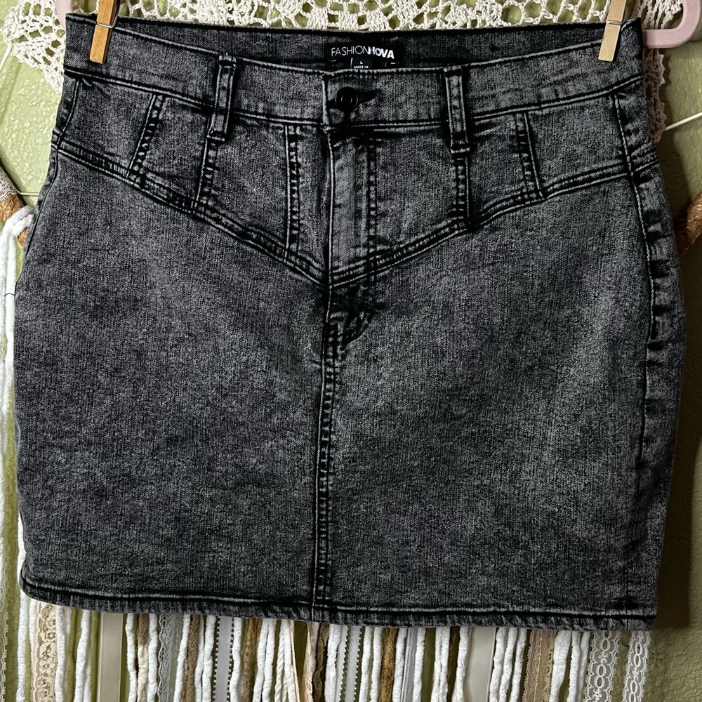 FASHION NOVA: GRAY DENIM SKIRT